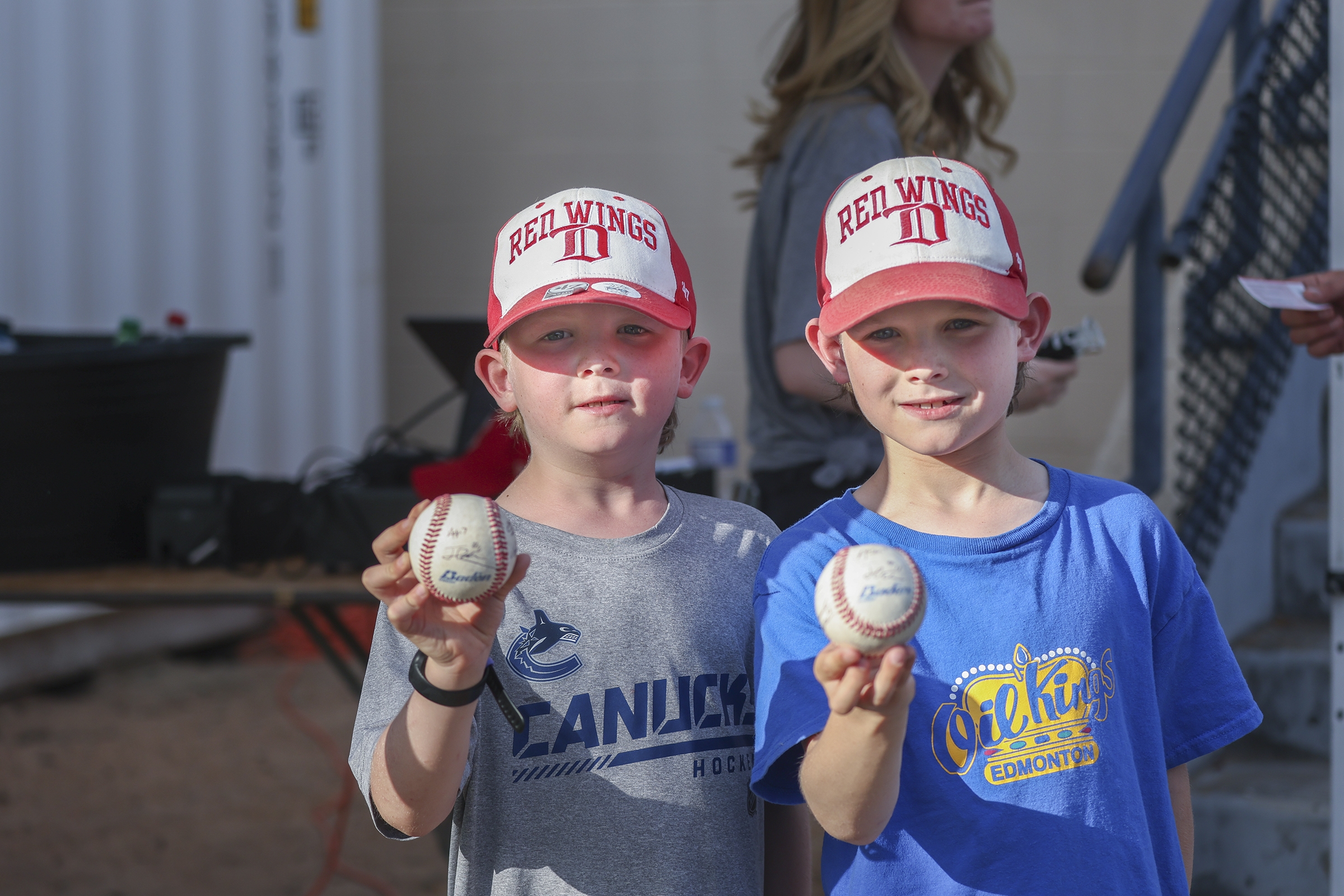 1 fans collecting pregame autographs_5029